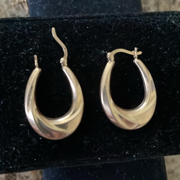 14K Yellow Gold Real Hoops Oval/Twist Design Earring comes in 🎁 - Picture 5 of 7